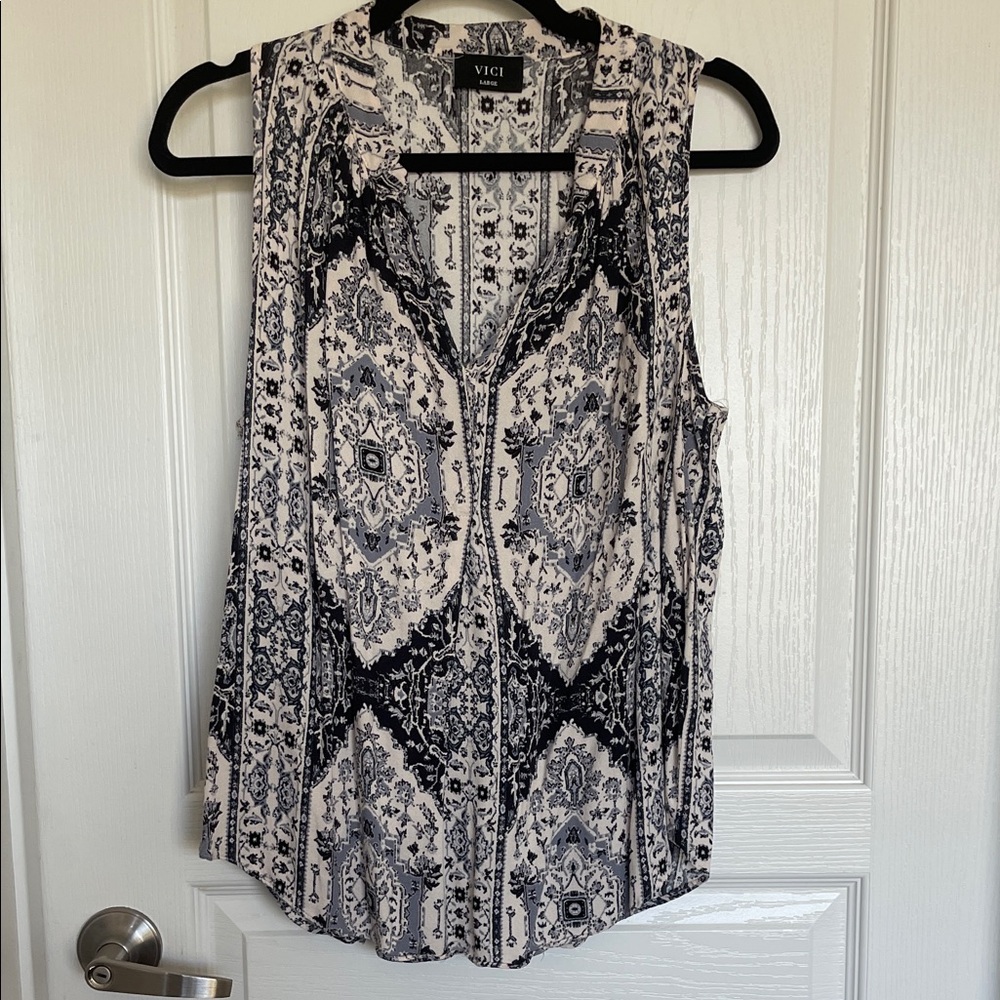 Vici Monochrome Patterned Sleeveless Blouse